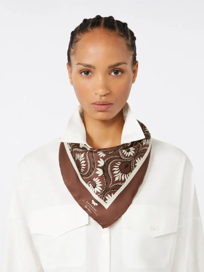 Bedrukte vierkante zijden foulard, karamel Bedrukte vierkante zijden foulard, karamel