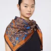 Bedrukte zijden foulard, hazelnootbruin Bedrukte zijden foulard, hazelnootbruin