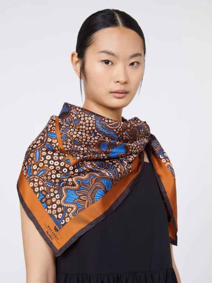 Bedrukte zijden foulard, hazelnootbruin Bedrukte zijden foulard, hazelnootbruin