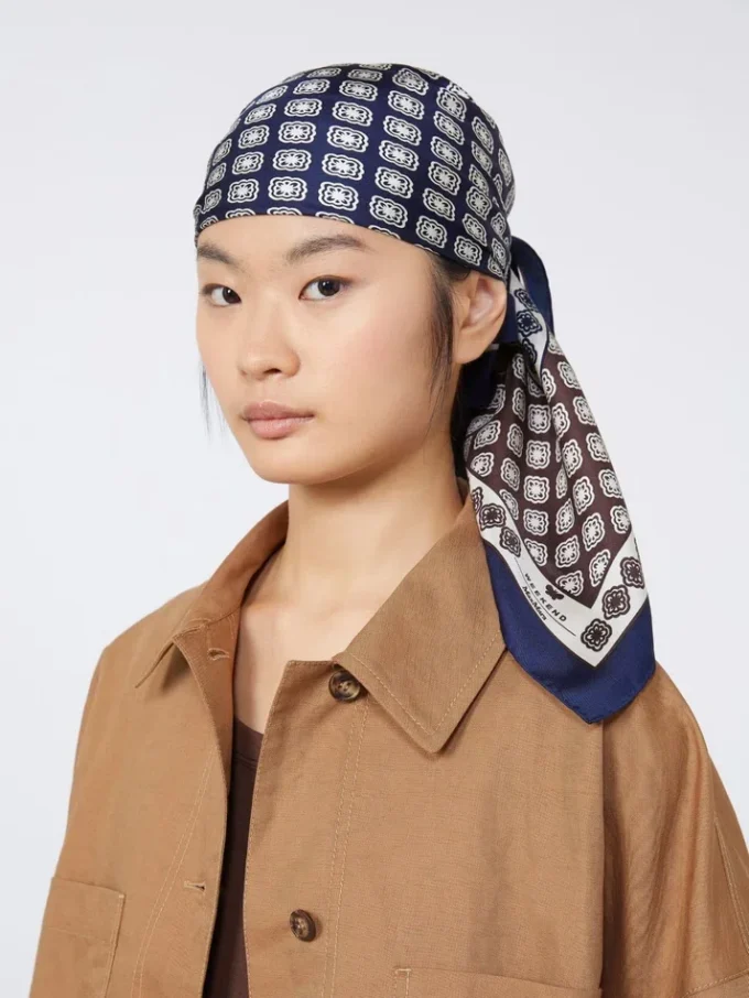 Bedrukte zijden foulard, modder Bedrukte zijden foulard, modder