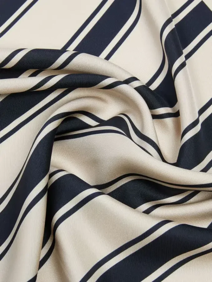 Bedrukte zijden foulard, ultramarijn Bedrukte zijden foulard, ultramarijn