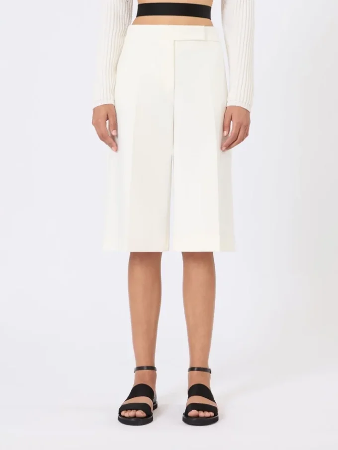 Bermudashort van viscose crêpe jersey, wit Bermudashort van viscose crêpe jersey, wit