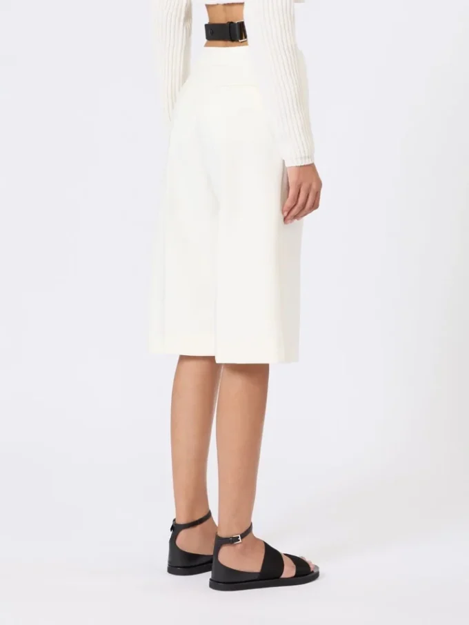 Bermudashort van viscose crêpe jersey, wit Bermudashort van viscose crêpe jersey, wit