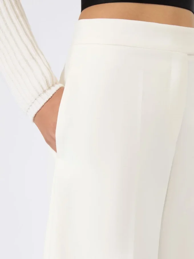 Bermudashort van viscose crêpe jersey, wit Bermudashort van viscose crêpe jersey, wit
