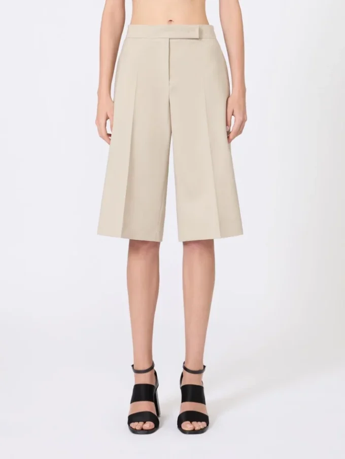 Bermudashort van wol, mohair en zijden canvas, zandkleur Bermudashort van wol, mohair en zijden canvas, zandkleur