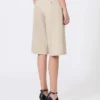Bermudashort van wol, mohair en zijden canvas, zandkleur Bermudashort van wol, mohair en zijden canvas, zandkleur