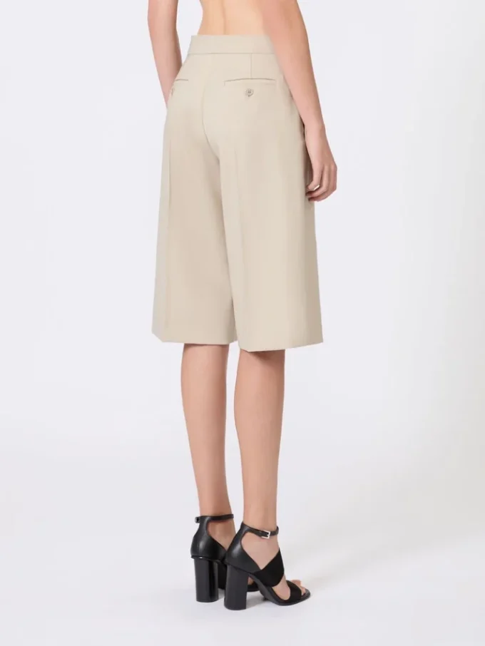 Bermudashort van wol, mohair en zijden canvas, zandkleur Bermudashort van wol, mohair en zijden canvas, zandkleur