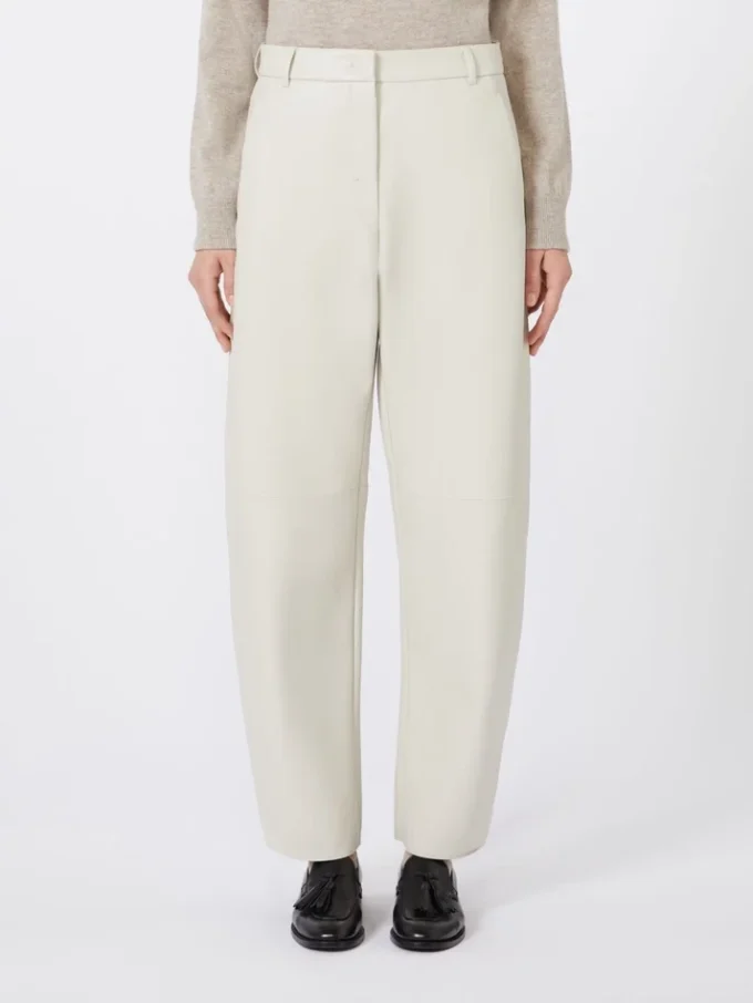 Broek met wijd uitlopende pijpen van gecoate stof, zandkleur Broek met wijd uitlopende pijpen van gecoate stof, zandkleur