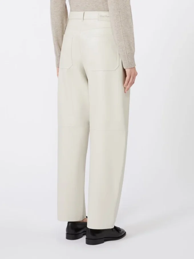 Broek met wijd uitlopende pijpen van gecoate stof, zandkleur Broek met wijd uitlopende pijpen van gecoate stof, zandkleur