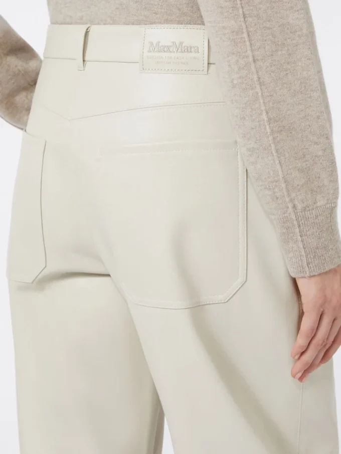 Broek met wijd uitlopende pijpen van gecoate stof, zandkleur Broek met wijd uitlopende pijpen van gecoate stof, zandkleur
