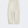 Broek met wijd uitlopende pijpen van gecoate stof, zandkleur Broek met wijd uitlopende pijpen van gecoate stof, zandkleur