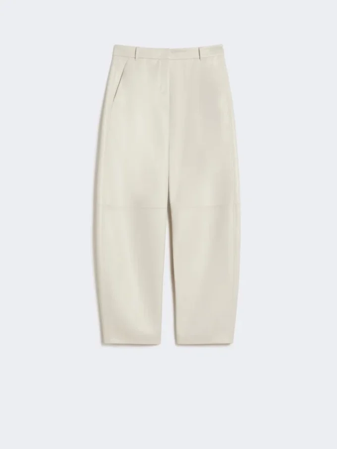 Broek met wijd uitlopende pijpen van gecoate stof, zandkleur Broek met wijd uitlopende pijpen van gecoate stof, zandkleur