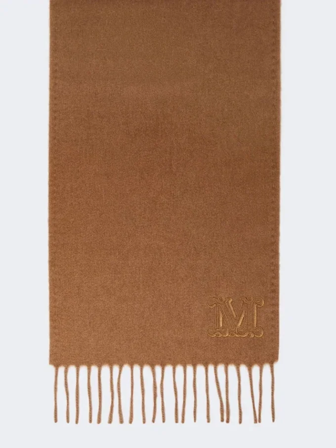 Camelkleurige stola met geborduurd monogram, camel