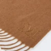 Camelkleurige stola met geborduurd monogram, camel