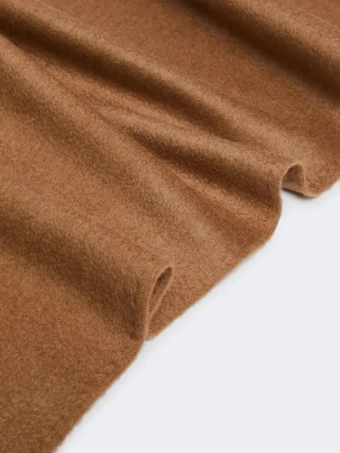 Camelkleurige stola met geborduurd monogram, camel