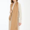 Camelkleurige stola met geborduurd monogram, camel