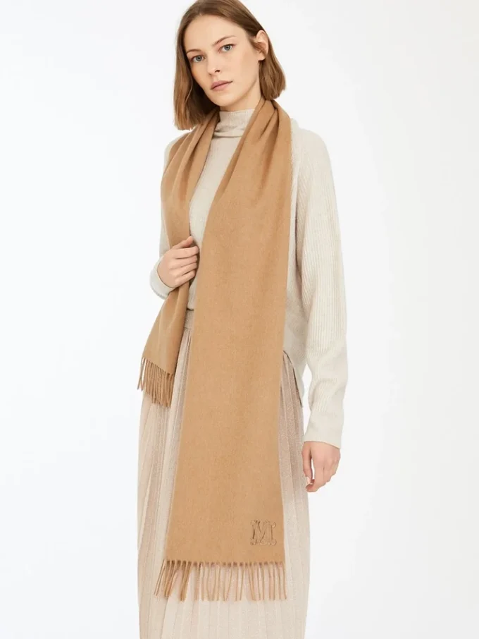 Camelkleurige stola met geborduurd monogram, camel