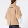 Cape van alpaca en kasjmier teddy-stof met boxy-pasvorm, beige Cape van alpaca en kasjmier teddy-stof met boxy-pasvorm, beige