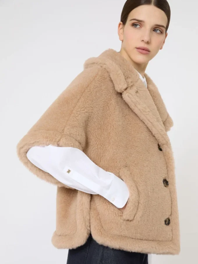 Cape van alpaca en kasjmier teddy-stof met boxy-pasvorm, beige Cape van alpaca en kasjmier teddy-stof met boxy-pasvorm, beige