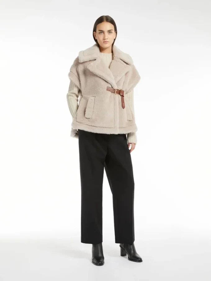 Cape van alpaca en teddywol, beige Cape van alpaca en teddywol, beige