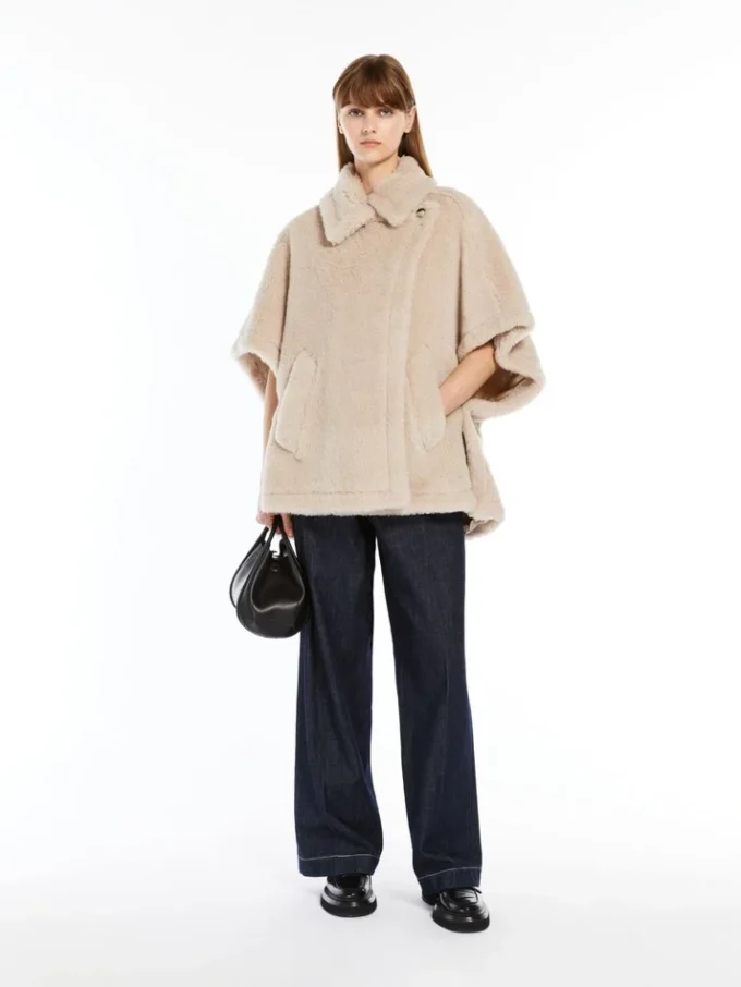 Cape van alpaca en teddywol, beige Cape van alpaca en teddywol, beige