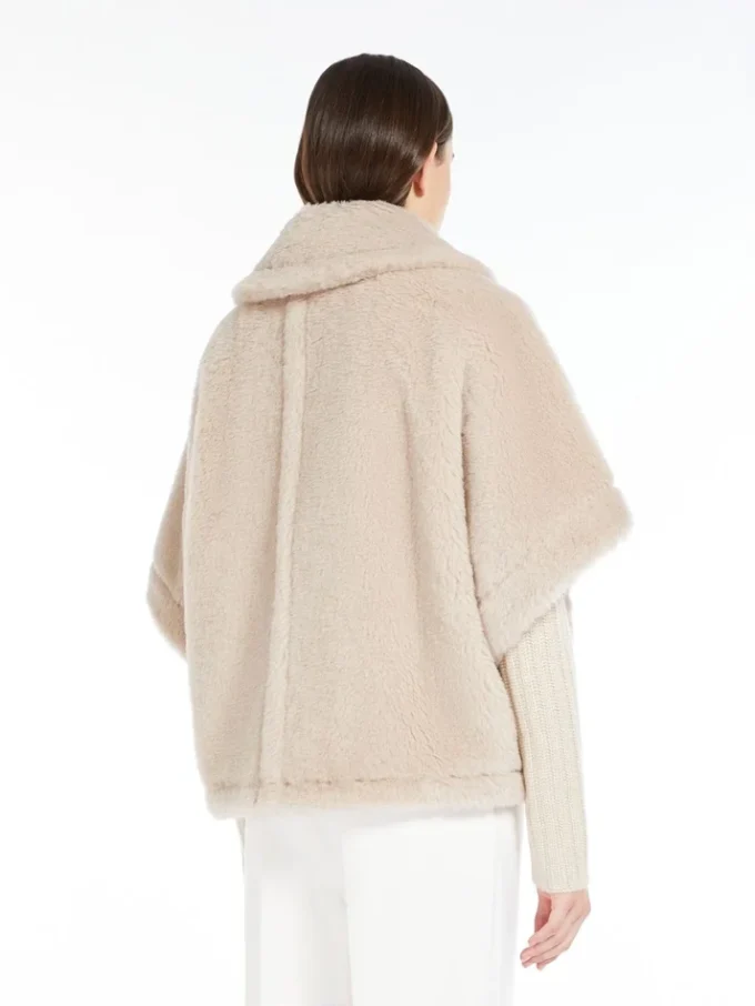 Cape van alpaca en teddywol, beige Cape van alpaca en teddywol, beige