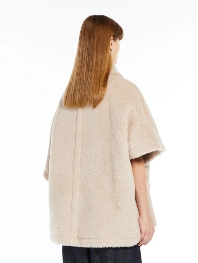 Cape van alpaca en teddywol, beige Cape van alpaca en teddywol, beige