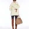 Cape van alpaca en teddywol, optisch wit Cape van alpaca en teddywol, optisch wit