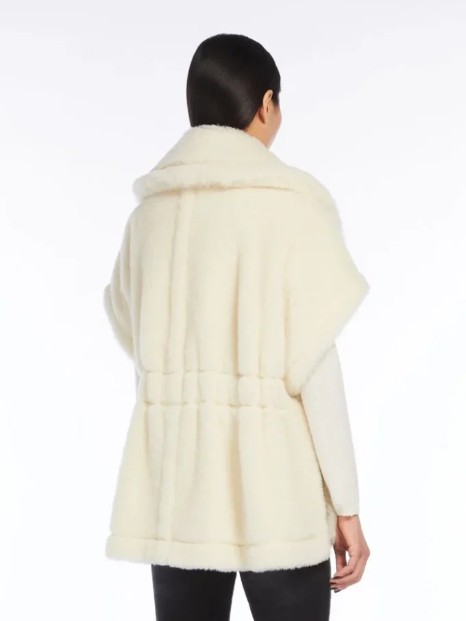 Cape van alpaca en teddywol, optisch wit Cape van alpaca en teddywol, optisch wit