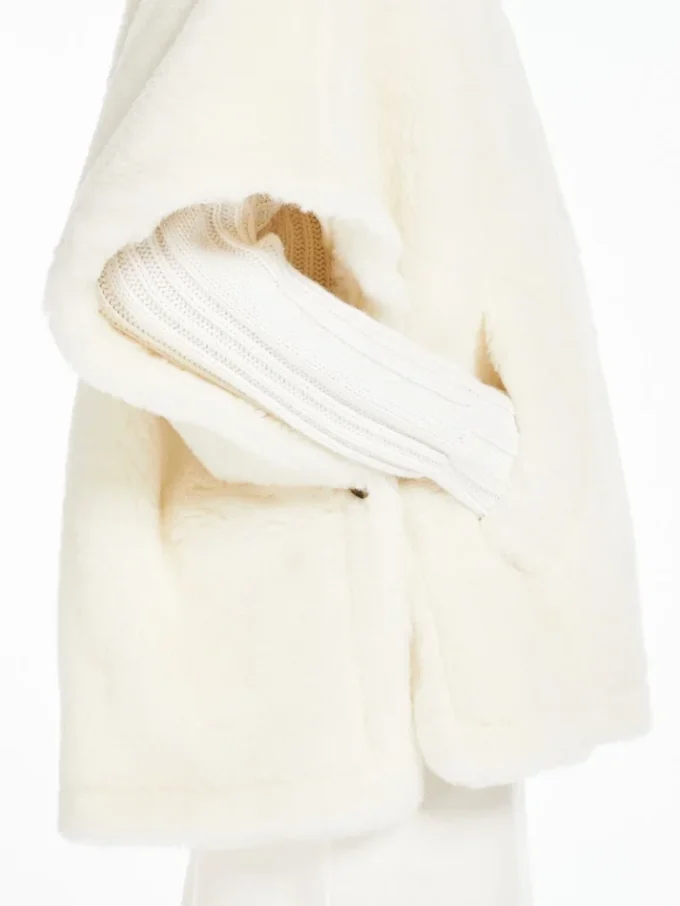 Cape van alpaca en teddywol, optisch wit Cape van alpaca en teddywol, optisch wit