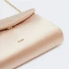 Clutch van viscose en zijdesatijn, poederkleurig Clutch van viscose en zijdesatijn, poederkleurig