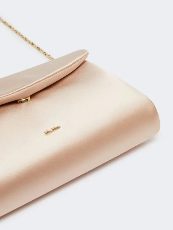 Clutch van viscose en zijdesatijn, poederkleurig Clutch van viscose en zijdesatijn, poederkleurig