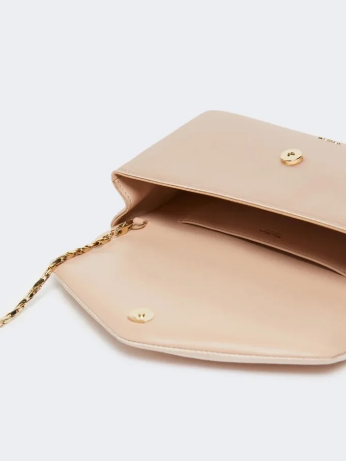 Clutch van viscose en zijdesatijn, poederkleurig Clutch van viscose en zijdesatijn, poederkleurig
