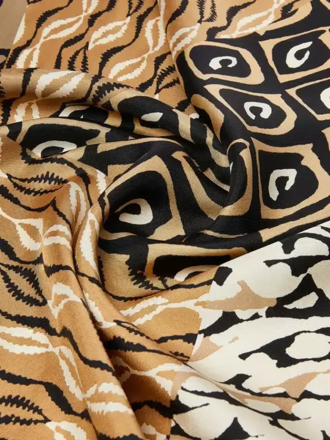Gedrukte oversized zijden sjaal, beige Gedrukte oversized zijden sjaal, beige