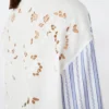 Gestreepte katoenen blouse met kant met oogjes, marineblauw Gestreepte katoenen blouse met kant met oogjes, marineblauw