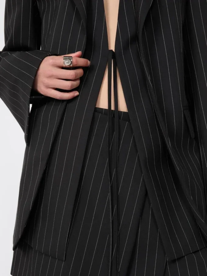 Getailleerde blazer van gabardine met krijtstreep, zwart Getailleerde blazer van gabardine met krijtstreep, zwart