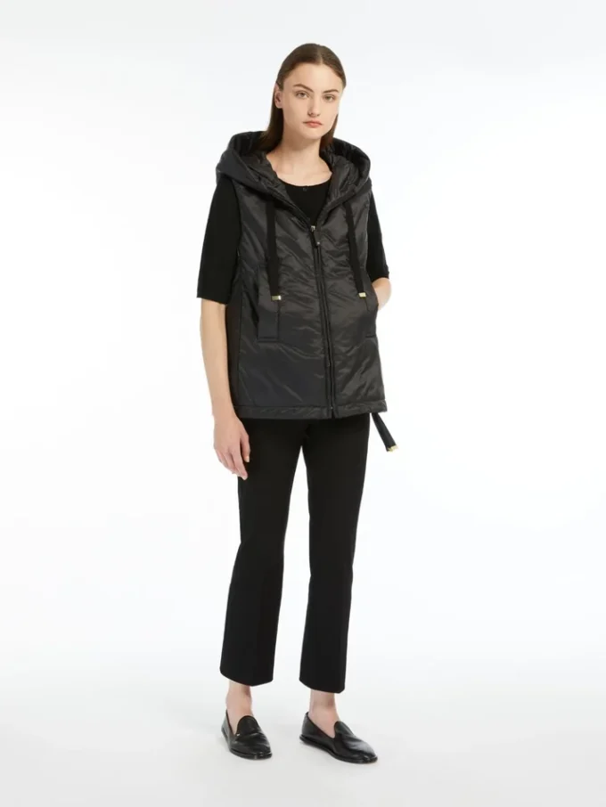 Gewatteerd, waterafstotend vest met capuchon, zwart Gewatteerd, waterafstotend vest met capuchon, zwart