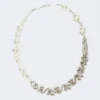 Ketting met kralen en metallic details, zilver Ketting met kralen en metallic details, zilver