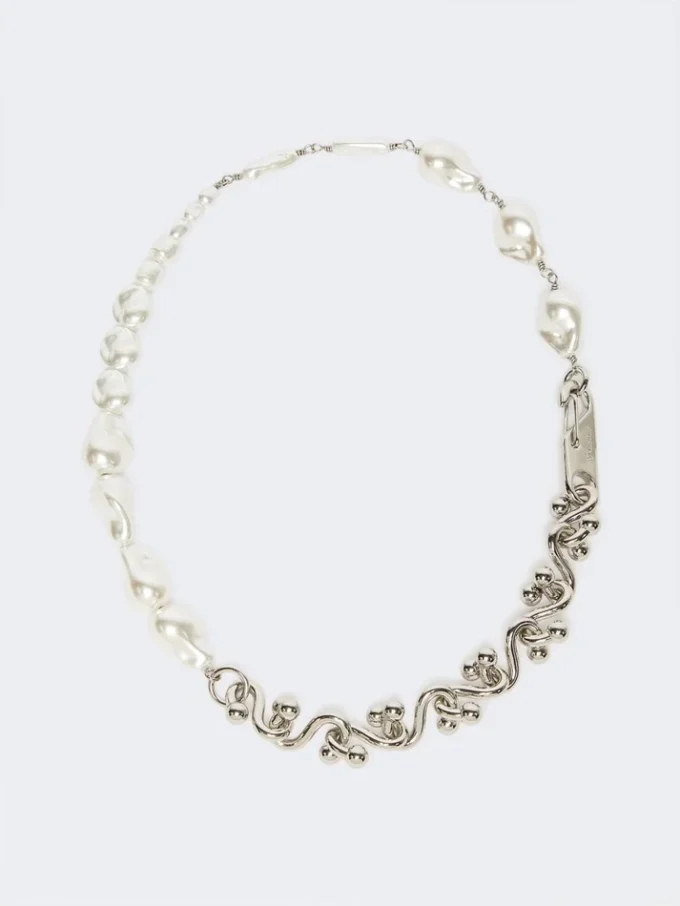 Ketting met kralen en metallic details, zilver Ketting met kralen en metallic details, zilver