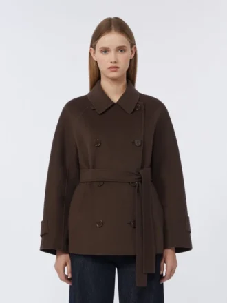 Korte jas van Pure Wool met dubbele rij knopen, chocoladebruin Korte jas van Pure Wool met dubbele rij knopen, chocoladebruin