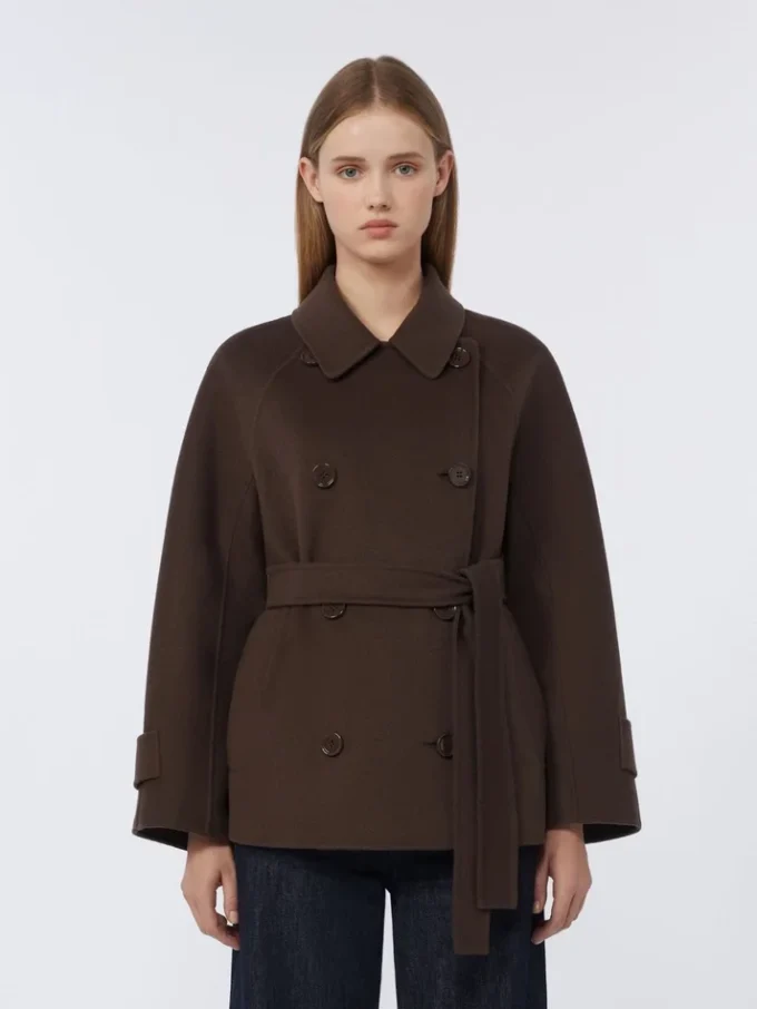 Korte jas van Pure Wool met dubbele rij knopen, chocoladebruin Korte jas van Pure Wool met dubbele rij knopen, chocoladebruin