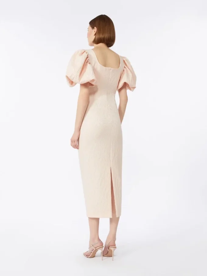 Lange jacquard cloque-jurk, poederkleurig Lange jacquard cloque-jurk, poederkleurig