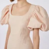 Lange jacquard cloque-jurk, poederkleurig Lange jacquard cloque-jurk, poederkleurig
