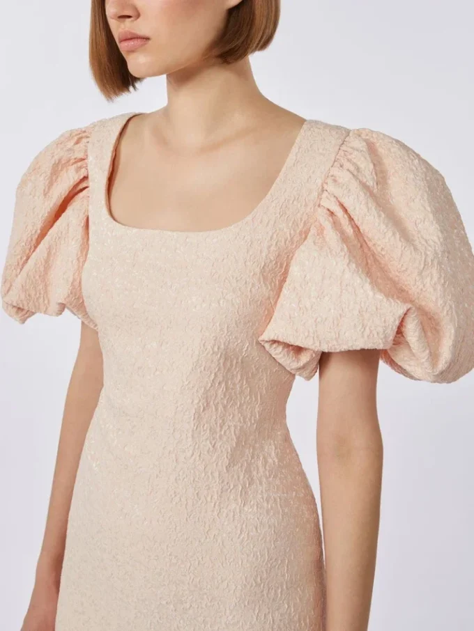Lange jacquard cloque-jurk, poederkleurig Lange jacquard cloque-jurk, poederkleurig