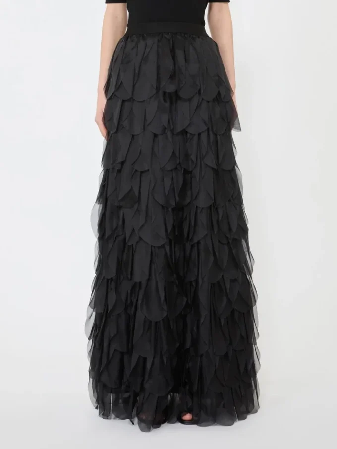 Lange rok met bloemblaadjes van zijden organza, zwart Lange rok met bloemblaadjes van zijden organza, zwart