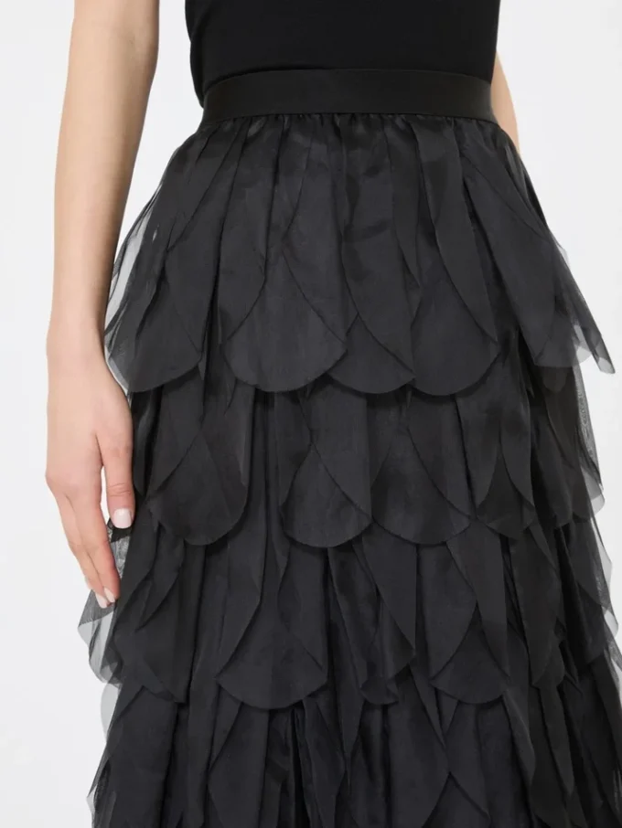Lange rok met bloemblaadjes van zijden organza, zwart Lange rok met bloemblaadjes van zijden organza, zwart