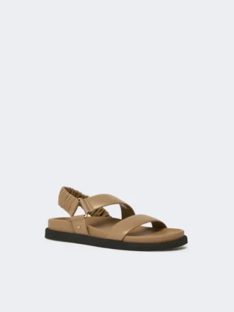 Leren sandalen, modder