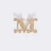 Met kristallen versierde monogrambroche, optisch wit Met kristallen versierde monogrambroche, optisch wit