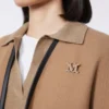 Met kristallen versierde monogrambroche, optisch wit Met kristallen versierde monogrambroche, optisch wit