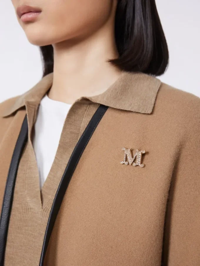 Met kristallen versierde monogrambroche, optisch wit Met kristallen versierde monogrambroche, optisch wit
